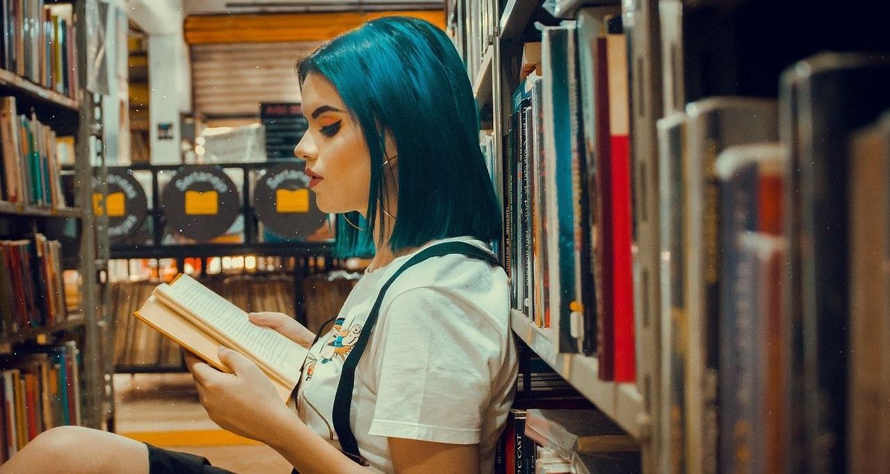 Jeune femme qui lit dans une bibliothèque