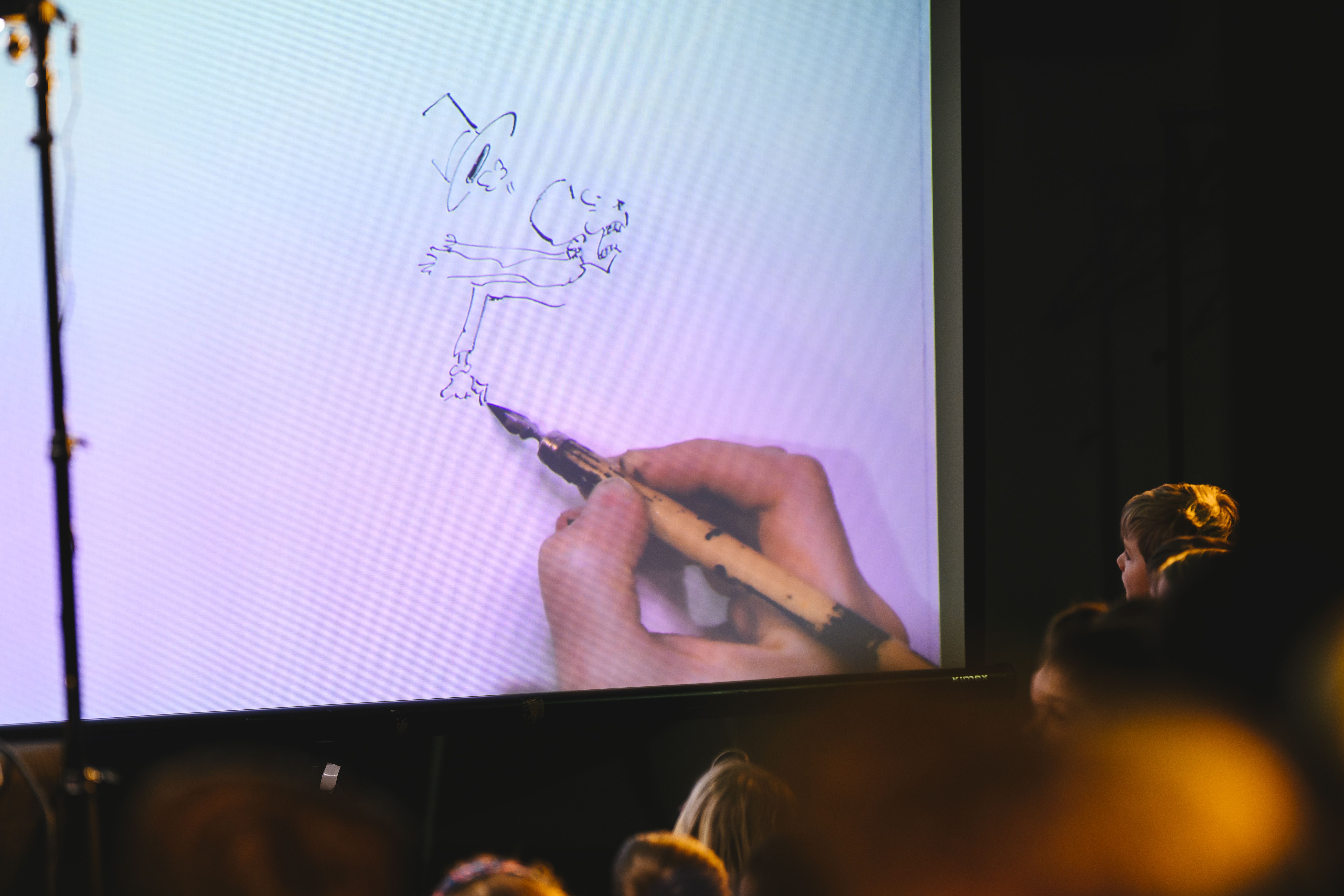 photo de la main d'Irèen Bonacina en train de dessiner le personnage d'Oscar